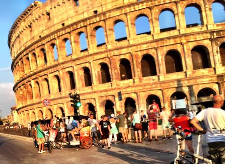 Allora ci stiamo prendendo in giro? Fori e Colosseo liberati da urtisti e camionbar ma riempiti di risciò