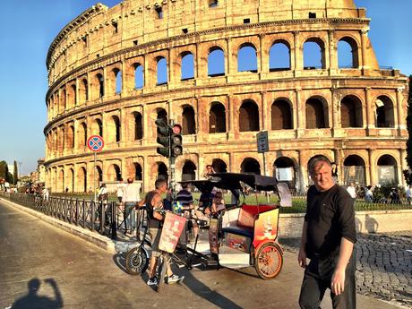 Allora ci stiamo prendendo in giro? Fori e Colosseo liberati da urtisti e camionbar ma riempiti di risciò