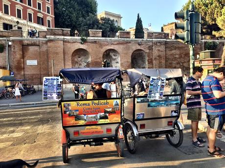 Allora ci stiamo prendendo in giro? Fori e Colosseo liberati da urtisti e camionbar ma riempiti di risciò