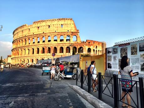Allora ci stiamo prendendo in giro? Fori e Colosseo liberati da urtisti e camionbar ma riempiti di risciò