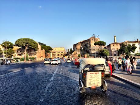 Allora ci stiamo prendendo in giro? Fori e Colosseo liberati da urtisti e camionbar ma riempiti di risciò