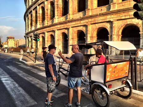 Allora ci stiamo prendendo in giro? Fori e Colosseo liberati da urtisti e camionbar ma riempiti di risciò