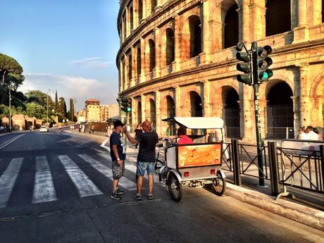 Allora ci stiamo prendendo in giro? Fori e Colosseo liberati da urtisti e camionbar ma riempiti di risciò