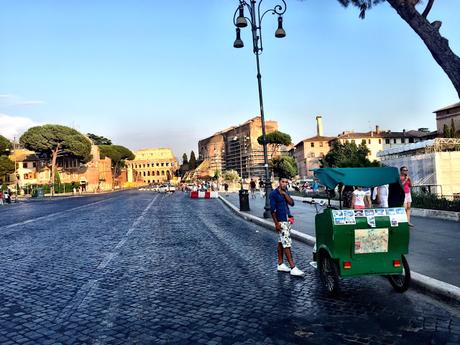 Allora ci stiamo prendendo in giro? Fori e Colosseo liberati da urtisti e camionbar ma riempiti di risciò