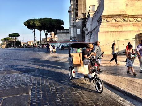 Allora ci stiamo prendendo in giro? Fori e Colosseo liberati da urtisti e camionbar ma riempiti di risciò