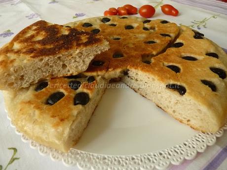 Focaccia alle olive con lievito madre, cotta in padella