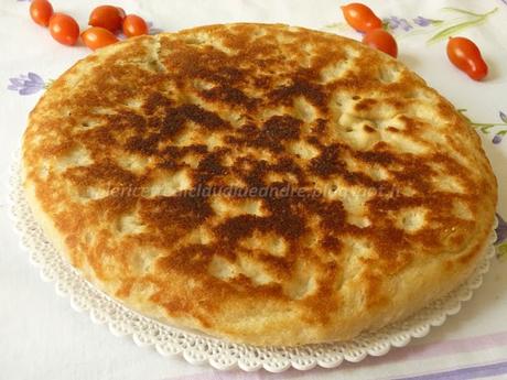 Focaccia alle olive con lievito madre, cotta in padella