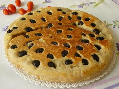 Focaccia alle olive con lievito madre, cotta in padella