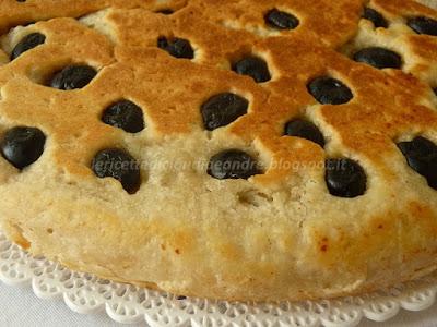 Focaccia alle olive con lievito madre, cotta in padella