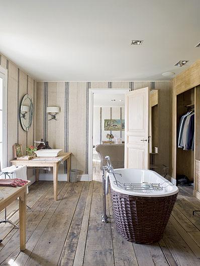 Ciekawym pomsłem jest wanna w wiklinowym koszu. 