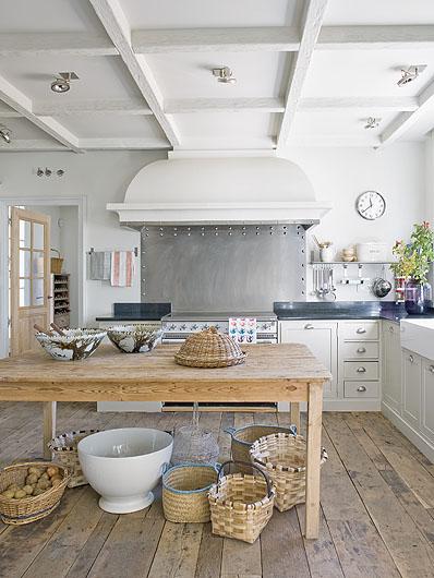 Proste meble, wiklinowe dodatki, jasne kolory. Bardzo ciekawy okap.