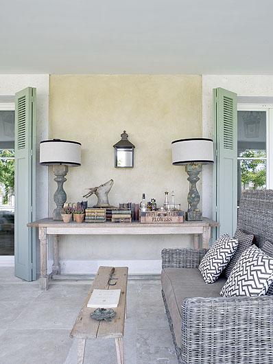 Sofa i konsola na tarasie.