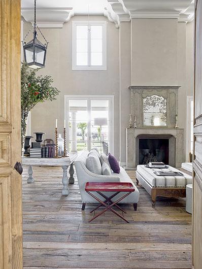 Takie lustra, często sięgające od podłogi po sufit, zazwyczaj wieszano między oknami, drzwiami, albo nad kominkiem. 