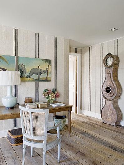 Ściany obite są lnem, na podłogę trafiły dąb i kasztan z odzysku. 