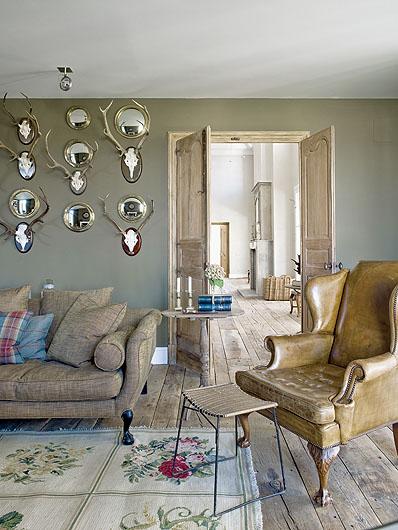 Dekoracja z luster i poroży. 