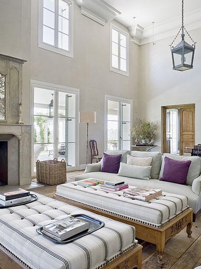 Len w pasy, którym obite są pufy, znajdziemy również na ścianach w sypialni. 