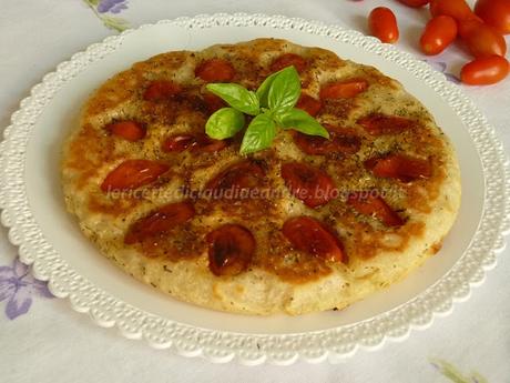 Focaccia con lievito madre, pomodorini pizzutello e origano, cotta in padella