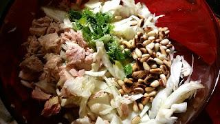 Insalata di finocchi con tonno e pinoli tostati
