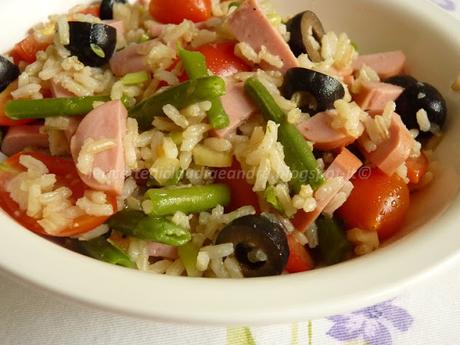 Insalata di riso integrale con fagiolini, wurstel, olive nere e pomodorini pizzutello