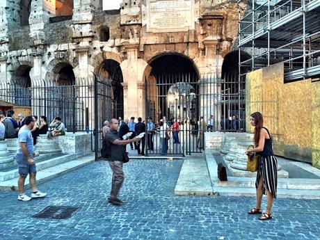 Video. Assalto dei venditori abusivi al Colosseo. Bottigliette d'acqua anche agli spettatori della Medea di Seneca ieri sera