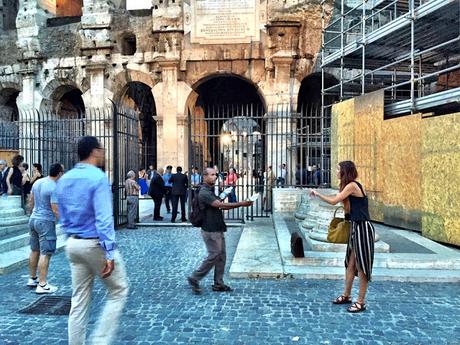 Video. Assalto dei venditori abusivi al Colosseo. Bottigliette d'acqua anche agli spettatori della Medea di Seneca ieri sera