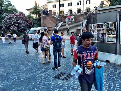Video. Assalto dei venditori abusivi al Colosseo. Bottigliette d'acqua anche agli spettatori della Medea di Seneca ieri sera