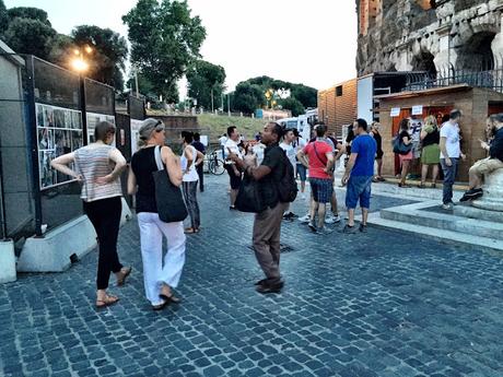 Video. Assalto dei venditori abusivi al Colosseo. Bottigliette d'acqua anche agli spettatori della Medea di Seneca ieri sera