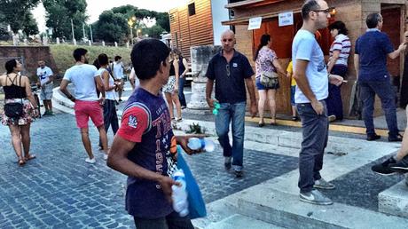 Video. Assalto dei venditori abusivi al Colosseo. Bottigliette d'acqua anche agli spettatori della Medea di Seneca ieri sera