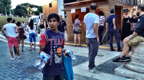 Video. Assalto dei venditori abusivi al Colosseo. Bottigliette d'acqua anche agli spettatori della Medea di Seneca ieri sera