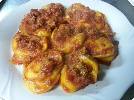 Tortellaci di patate e stracchino con ragù di salsiccia.
