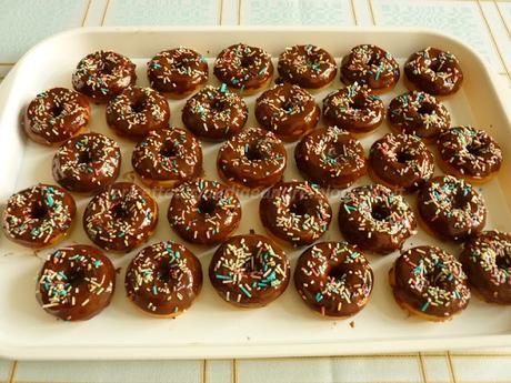 Donuts ricoperti di cioccolato e codette colorate