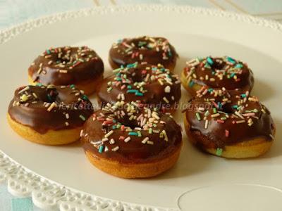 Donuts ricoperti di cioccolato e codette colorate