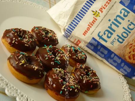 Donuts ricoperti di cioccolato e codette colorate