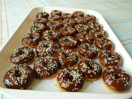 Donuts ricoperti di cioccolato e codette colorate