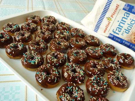 Donuts ricoperti di cioccolato e codette colorate