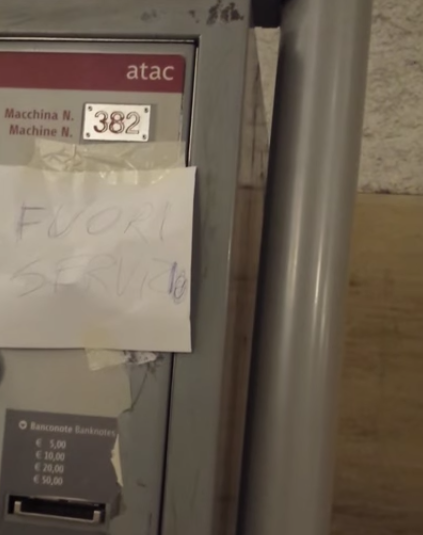 L'abusivo che decide, alla fermata Termini, quali sono le macchinette dei biglietti operative e quali no. Dopo la nostra denuncia ha cambiato strategia