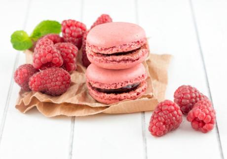 Macarons-ai-lamponi-con-ripieno-di-marmellata-alle-more