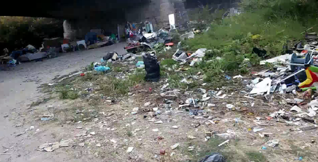 La dove il Tevere si trasforma in raccapricciante discarica. Video dal Viadotto della Magliana, alias la cascata di monnezza che si sversa nel fiume. Ecco come funziona