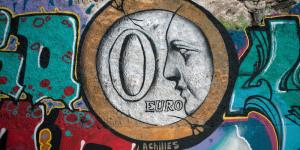 Una moneta dal valore di zero euri dipinta su un muro ad Atene, 30 giugno 2015.  (Socrates Baltagiannis/picture-alliance/dpa/AP Images)