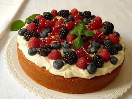 Torta al latte caldo  con crema al mascarpone e frutti di bosco