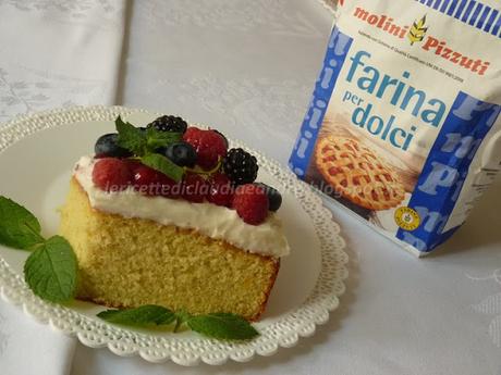 Torta al latte caldo  con crema al mascarpone e frutti di bosco