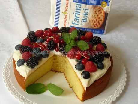 Torta al latte caldo  con crema al mascarpone e frutti di bosco