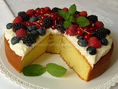 Torta al latte caldo  con crema al mascarpone e frutti di bosco