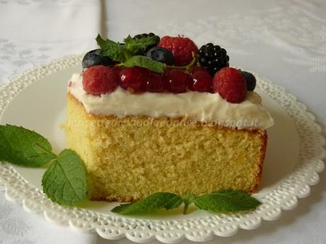 Torta al latte caldo  con crema al mascarpone e frutti di bosco