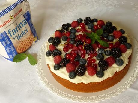 Torta al latte caldo  con crema al mascarpone e frutti di bosco