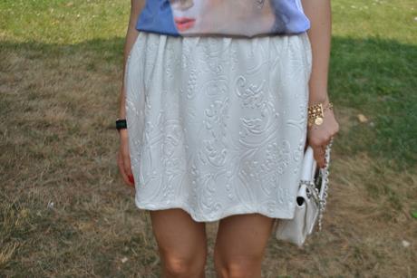 OUTFIT: WHITE ROUND CIRCLE SKIRT AND BLUE HEELS - GONNA BIANC ABBINATA A SCARPE BLU-