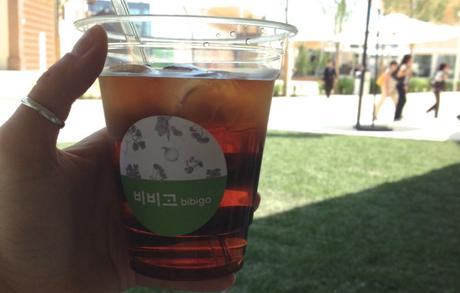 Bere un tè nel padiglione della Corea a Expo