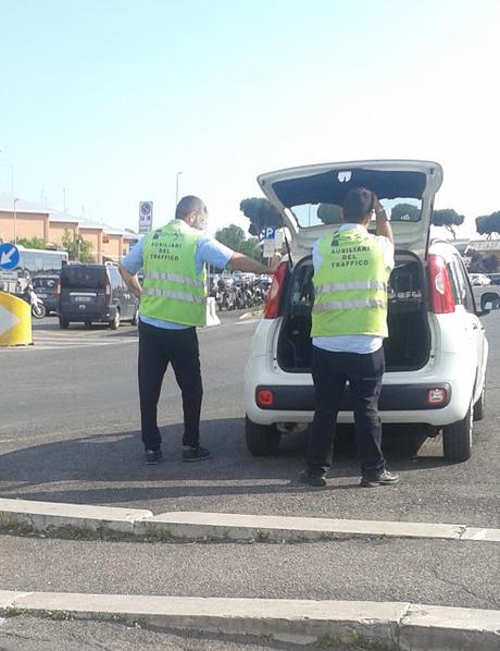 Metro Rebibbia, l'amore corrisposto degli addetti RomaTpl per i loro
smartphone e altre storie non meno edificanti