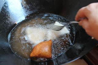 Mandazi e chai tea per la tipica colazione keniota