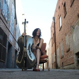 PAVIA. Il concerto di Dirty Cello in piazza della Vittoria